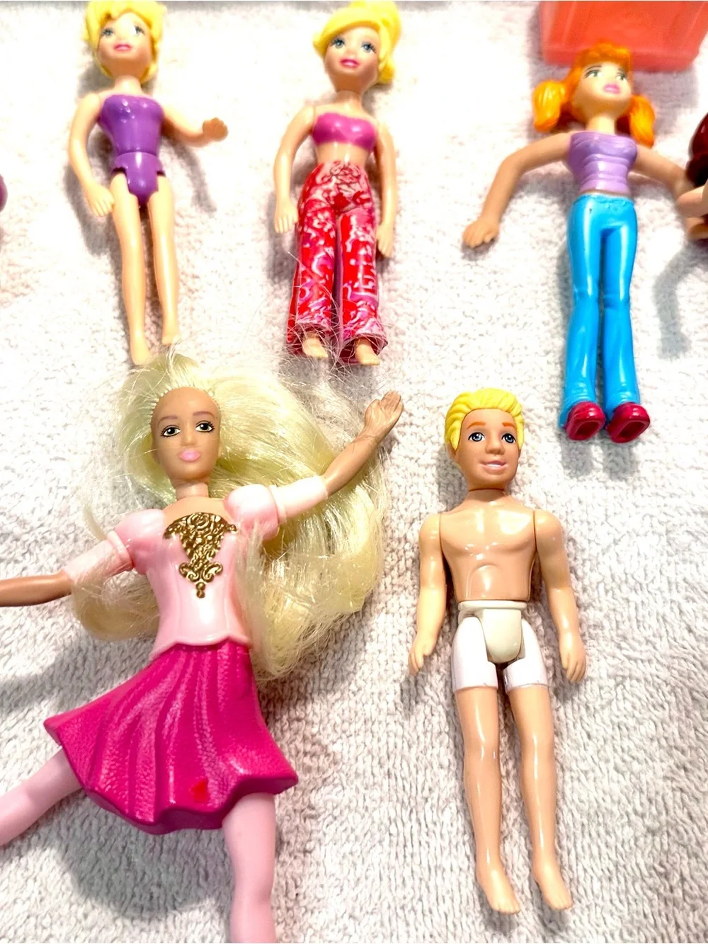 Vintage 7- Assorted Polly Pocket  dolls with case